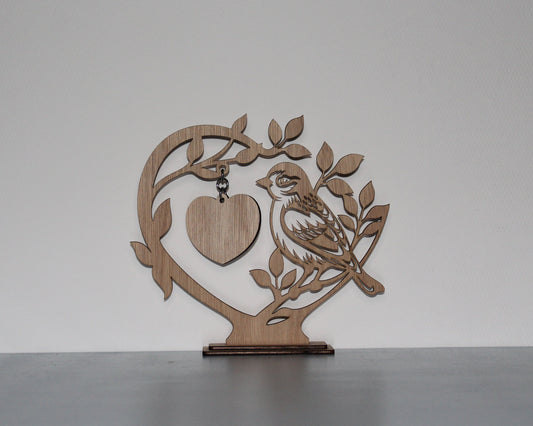 Standaard met vogel en gegraveerd hart