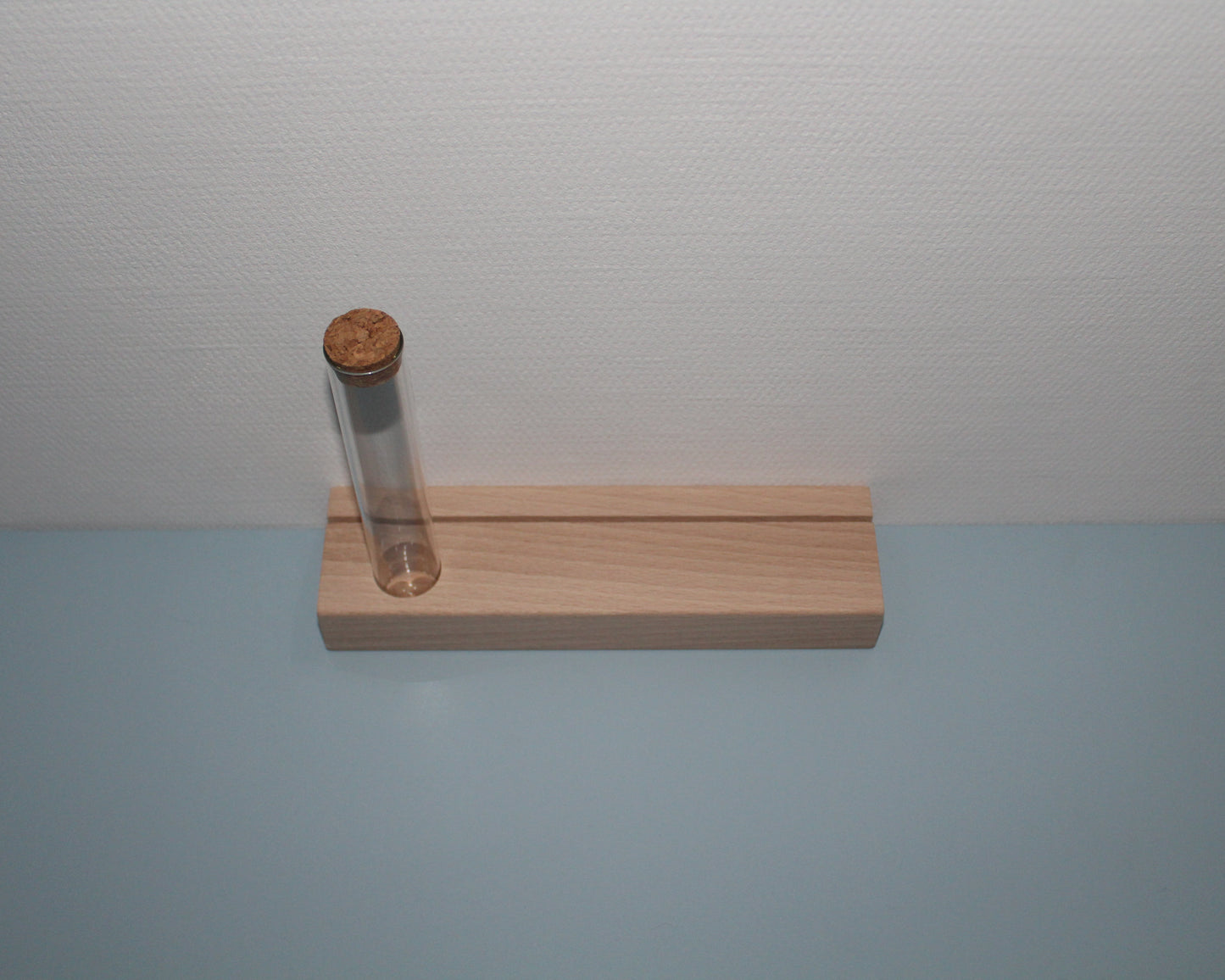 Fotostandaard met glazen buisje en gravure