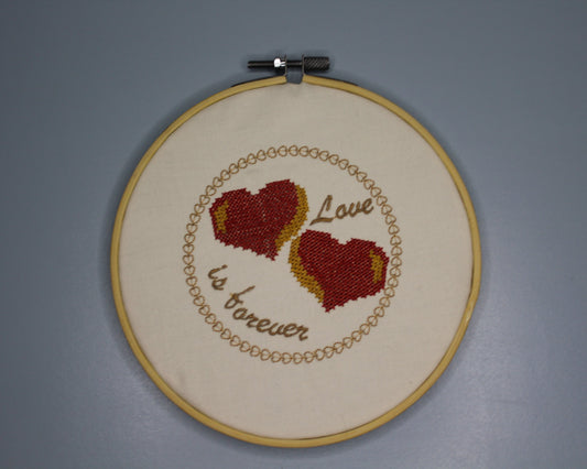 Houten ring met borduursel