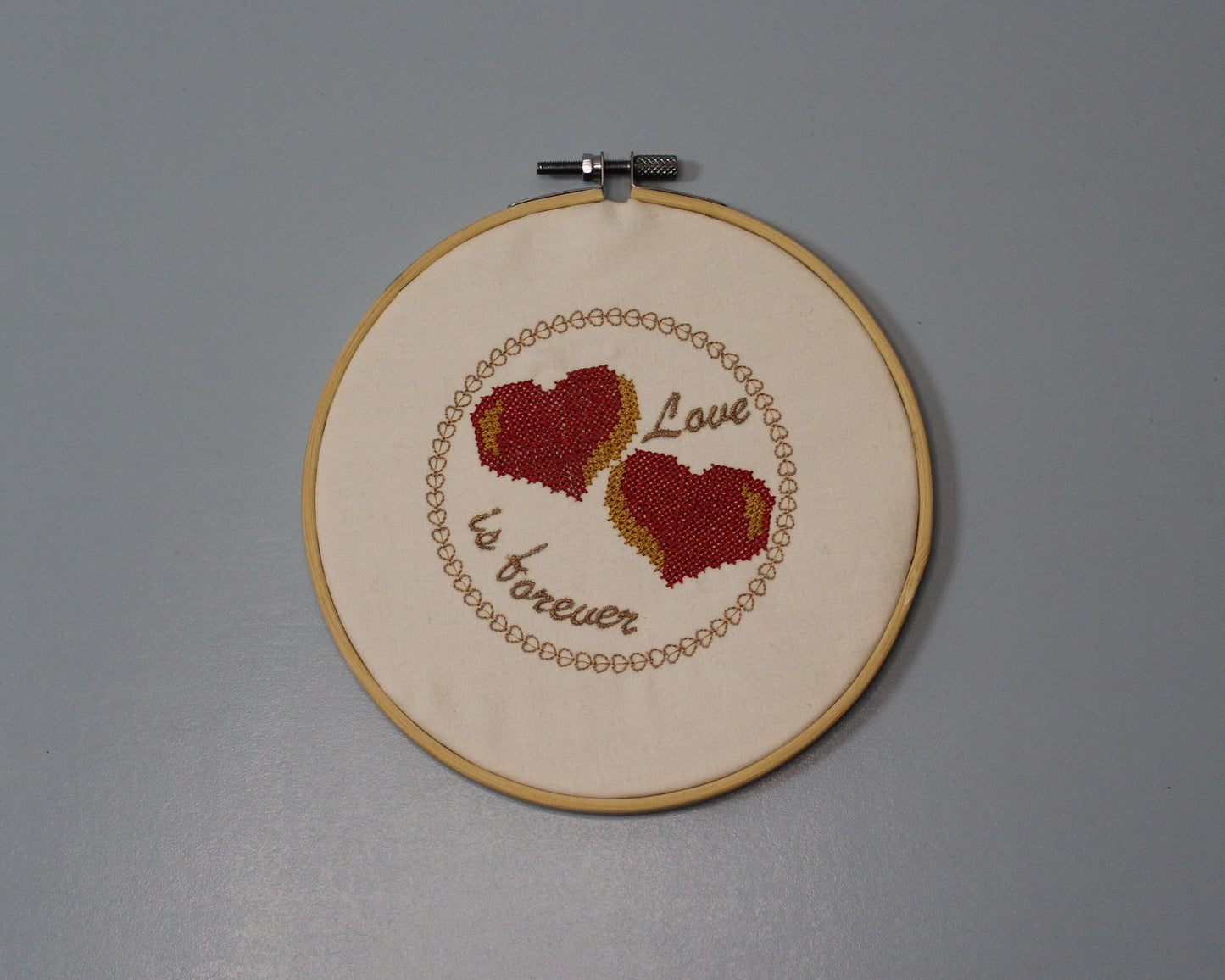 Houten ring met borduursel
