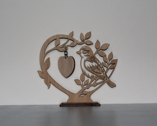 Standaard met vogel en gegraveerd hart