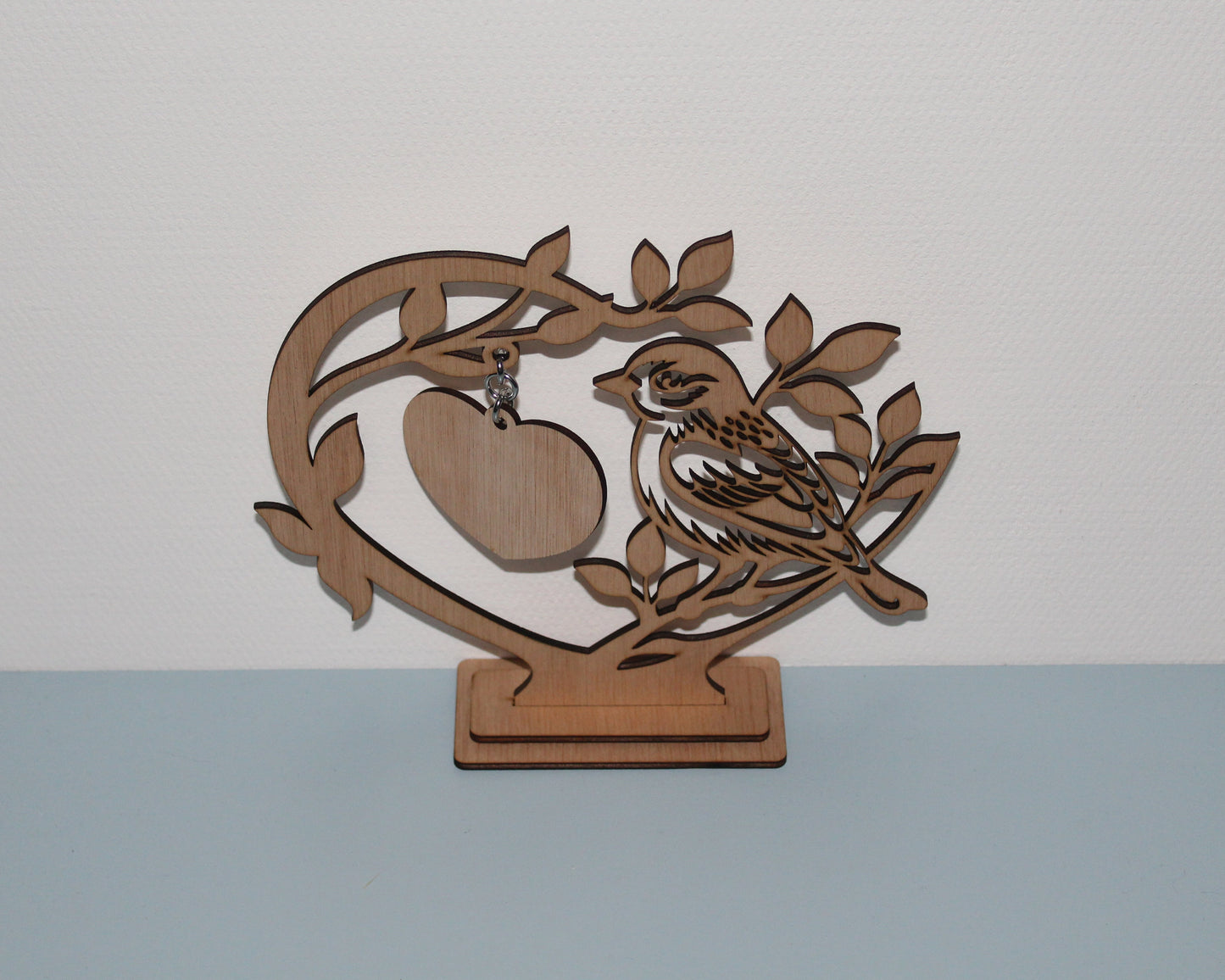 Standaard met vogel en gegraveerd hart